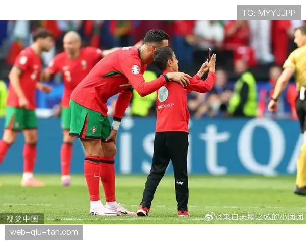 镜头捕捉：看台上一位小球迷为丢球掩面哭泣，被对手球迷安慰